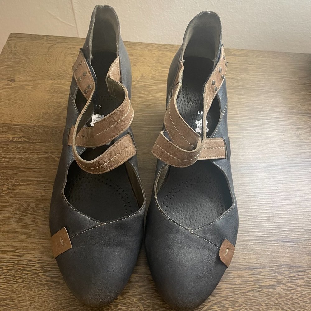 Fidji Pumps Size 41 (From Portugal)
